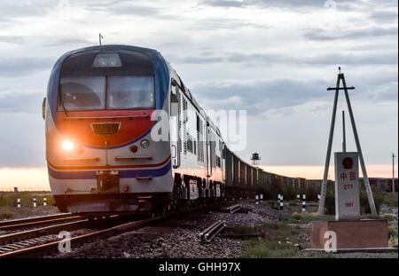 Urumqi. 28. Juli 2016. Ein Zug aus Kasachstan rennt auf den Alataw-Pass im Nordwesten Chinas Xinjiang Uygur Autonome Region, 28. Juli 2016. Chinas weit westlichen Xinjiang Uygur Autonome Region ist immer besser mit der internationalen Gemeinschaft nach der Umsetzung der Seidenstraße Economic Belt verbunden. Handelsvolumen am Alataw-Pass, der Region größte Land Hafen an der Grenze zu Kasachstan, erreicht 25 Millionen Tonnen im Jahr 2014 nach ein durchschnittliches jährliches Wachstum von 27 Prozent seit 1991. © Zhao Ge/Xinhua/Alamy Live-Nachrichten Stockfoto