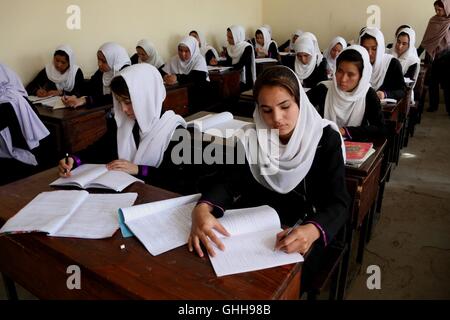 (160928)--KABUL, 28. September 2016 (Xinhua)--Sharbat Gula Studenten besuchen eine Klasse an Surya High School in Kabul, Afghanistan, am 28. September 2016. (Xinhua/Rahmat Alizadah) (Yk) Stockfoto