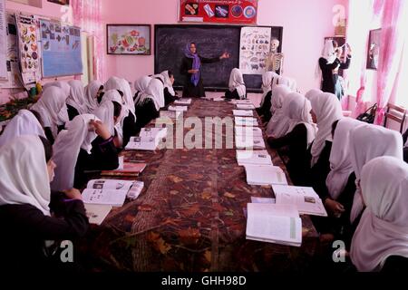 (160928)--KABUL, 28. September 2016 (Xinhua)--Sharbat Gula Studenten besuchen eine Klasse an Surya High School in Kabul, Afghanistan, am 28. September 2016. (Xinhua/Rahmat Alizadah) (Yk) Stockfoto