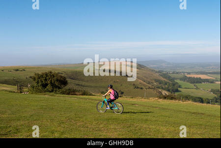 Devils Dyke, Brighton, UK. 28. September 2016. Ein Radfahrer genießt das schöne sonnige Wetter auf The South Downs Way von Devils Dyke in der Nähe von Brighton heute Credit: Simon Dack/Alamy Live News Stockfoto