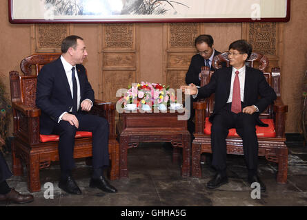 Peking, China. 27. Sep, 2016. Meng Jianzhu (R), Leiter der Kommission für politische und rechtliche Angelegenheiten des Zentralkomitees der kommunistischen Partei von China (CPC), trifft sich mit belarussischen stellvertretender Direktor des Presidential Office Nikolay Snopkov in Peking, Hauptstadt von China, 27. September 2016. © Xie Huanchi/Xinhua/Alamy Live-Nachrichten Stockfoto