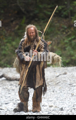 Eschenlohe, Deutschland. 27. Sep, 2016. Schauspieler Juergen Vogel im Bild halten Pfeil und Bogen während der Proben auf dem Set von ICEMAN (AT) - Die Legende von Ötzi (lit.) ICEMAN (AT) - die Legende von Ötzi) in Eschenlohe, Deutschland, 27. September 2016. Foto: FELIX HOERHAGER/DPA/Alamy Live-Nachrichten Stockfoto