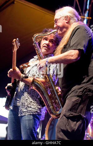 Franklin, uns. 28. Sep, 2016. John Oates (l) und Saxophonist Charles DeChant von Hall & Oates führen während der Pilgerfahrt Festival im Park am Harlinsdale Hof in Franklin, Tennessee, USA, am 25. September 2016. Foto: Hubert Boesl/Dpa - NO-Draht-SERVICE-/ Dpa/Alamy Live News Stockfoto