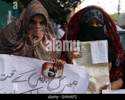 Bewohner Baldia Stadt halten eine Protestdemonstration gegen die Ermordung ihrer Tochter, wie sie gefordert werden, um Täter, außerhalb Karachi Presseclub auf Mittwoch, 28. September 2016 zu verhaften. Stockfoto