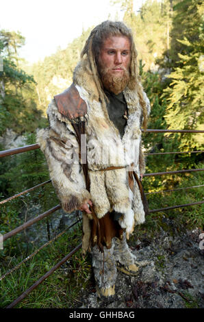 Eschenlohe, Deutschland. 27. Sep, 2016. Der Stunt double Martin Schneider im Bild auf dem Set von ICEMAN (AT) - Die Legende von Ötzi (lit. ICEMAN (AT) - die Legende von Ötzi) in Eschenlohe, Deutschland, 27. September 2016. Foto: FELIX HOERHAGER/DPA/Alamy Live-Nachrichten Stockfoto