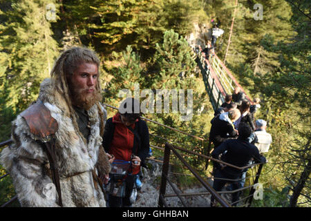 Eschenlohe, Deutschland. 27. Sep, 2016. Der Stunt double Martin Schneider im Bild auf dem Set von ICEMAN (AT) - Die Legende von Ötzi (lit. ICEMAN (AT) - die Legende von Ötzi) in Eschenlohe, Deutschland, 27. September 2016. Foto: FELIX HOERHAGER/DPA/Alamy Live-Nachrichten Stockfoto