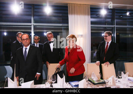 Berlin, Deutschland. 28. Sep, 2016. Bundeskanzlerin Angela Merkel, Center und der französische Präsident Francois Hollande, links, kommen für ein Abendessen und Gespräche mit Vertretern der European Round Table of Industrialists am Kanzleramt in Berlin, 28. September 2016. Foto: MARKUS SCHREIBER/DPA/Alamy Live-Nachrichten Stockfoto