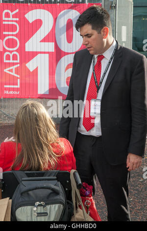 Liverpool, Vereinigtes Königreich. 28. September 2016. Liverpool, Vereinigtes Königreich. 28. September 2016. Stephen Twigg MP im Gespräch mit behinderten Jacqueline Robinson, die eine einsam vor dem Eingang zur Labour Party Conference in Liverpool Figur.  Jacqueline, (Mama, Meningitis Survivor, Gewerkschafter), Sie zahlendes Mitglied der Labour Party hat ausgesetzt worden & verboten von der Teilnahme an der Konferenz.  Sie ist Mitglied der vereinen & Communications Workers Union und Aktivistin für DPAC, "Behinderte Menschen gegen schneidet" und lebenslange Labour Anhänger. Bildnachweis: Cernan Elias/Alamy Live-Nachrichten Stockfoto