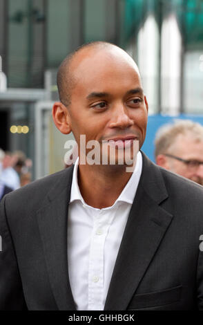 Liverpool, Vereinigtes Königreich. 28. September 2016. Finaltag Labour Party Conference.  Chuka Umunna MP, verlässt den Labour-Parteitag nach dem Anhören Jeremy Corbyns erste Rede als unangefochten an der Spitze.  Chuka Harrison Umunna ist eine britische Labour-Politiker, ist seit 2010 Mitglied des Unterhauses für Streatham und war Schatten-Wirtschaftsminister von 2011 bis 2015.  Bildnachweis: Cernan Elias/Alamy Live-Nachrichten Stockfoto