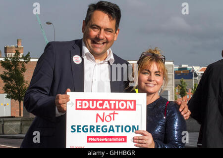 Liverpool, Vereinigtes Königreich. 28. September 2016. Letzte Tag Labour-Parteitag: Stephen Twigg MP ist alle lächelt, als er den Labour-Parteitag verlässt nach dem Anhören Jeremy Corbyns erste Rede als unangefochten an der Spitze.  Stephen Twigg ist ein britischer Labour und kooperative Partei Politiker, der 2010 Mitglied des Parlaments für Liverpool West Derby seit.  Bildnachweis: Cernan Elias/Alamy Live-Nachrichten Stockfoto