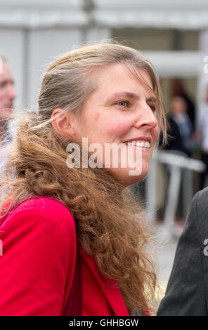 Liverpool, Vereinigtes Königreich. 28. September 2016. Letzte Tag Labour-Parteitag: Rachael Maskell MP spricht mit treuen Mitglieder & Anhänger, nachdem sie gegangen ist den letzten Tag der Labour-Partei-Konferenz.  Rachael Helen Maskell (geb. 5. Juli 1972) ist ein Politiker der Labour-Partei im Vereinigten Königreich. Sie ist Mitglied des Parlaments (MP) für den Wahlkreis York Central Railroad nach Beibehaltung des Sitzes für ihre Partei bei den Parlamentswahlen 2015.  Bildnachweis: Cernan Elias/Alamy Live-Nachrichten Stockfoto