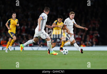 London, UK. 28. Sep, 2016. Alexis Sanchez (2. R) von Arsenal durchbricht während der UEFA-Champions-League-Gruppe eine Übereinstimmung zwischen Arsenal und Basel im Emirates Stadium in London, England am 28. September 2016. Arsenal gewann 2: 0. Bildnachweis: Han Yan/Xinhua/Alamy Live-Nachrichten Stockfoto