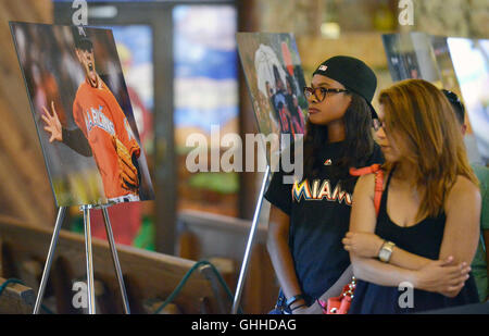 Miami, FL, USA. 28. Sep, 2016. Miami Marlins Fans gehen vorbei an ein Bild von Miami Marlins Krug Jose Fernandez, Mittwoch, 28. September 2016, St. Brendan katholische Kirche, in Miami. Bildnachweis: Sun-Sentinel/ZUMA Draht/Alamy Live-Nachrichten Stockfoto