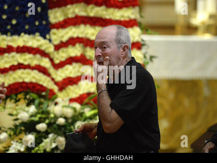 Miami, FL, USA. 28. Sep, 2016. Ein Mann besucht ein public Viewing der Miami Marlins Krug Jose Fernandez, Mittwoch, 28. September 2016, St. Brendan katholische Kirche, in Miami. Bildnachweis: Sun-Sentinel/ZUMA Draht/Alamy Live-Nachrichten Stockfoto