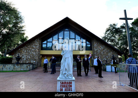 Miami, FL, USA. 28. Sep, 2016. Miami Marlins Fans zahlen ihren Respekt zu Miami Marlins Krug Jose Fernandez (#16) während der public-Viewing am St. Brendan katholische Kirche am 28. September 2016 in Miami, Florida. Herr Fernandez war an einem Wochenende getötet Boot Absturz in Miami Beach zusammen mit zwei Freunden. Bildnachweis: Mpi10/Medien Punch/Alamy Live-Nachrichten Stockfoto