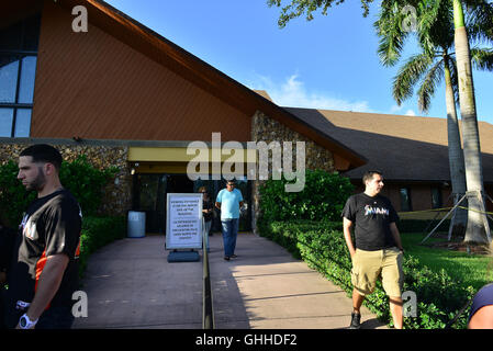 Miami, FL, USA. 28. Sep, 2016. Miami Marlins Fans zahlen ihren Respekt zu Miami Marlins Krug Jose Fernandez (#16) während der public-Viewing am St. Brendan katholische Kirche am 28. September 2016 in Miami, Florida. Herr Fernandez war an einem Wochenende getötet Boot Absturz in Miami Beach zusammen mit zwei Freunden. Bildnachweis: Mpi10/Medien Punch/Alamy Live-Nachrichten Stockfoto