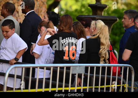 Miami, FL, USA. 28. Sep, 2016. Miami Marlins Fans zahlen ihren Respekt zu Miami Marlins Krug Jose Fernandez (#16) während der public-Viewing am St. Brendan katholische Kirche am 28. September 2016 in Miami, Florida. Herr Fernandez war an einem Wochenende getötet Boot Absturz in Miami Beach zusammen mit zwei Freunden. Bildnachweis: Mpi10/Medien Punch/Alamy Live-Nachrichten Stockfoto