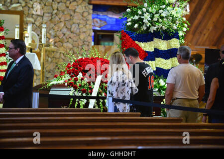 Miami, FL, USA. 28. Sep, 2016. Miami Marlins Fans zahlen ihren Respekt zu Miami Marlins Krug Jose Fernandez (#16) während der public-Viewing am St. Brendan katholische Kirche am 28. September 2016 in Miami, Florida. Herr Fernandez war an einem Wochenende getötet Boot Absturz in Miami Beach zusammen mit zwei Freunden. Bildnachweis: Mpi10/Medien Punch/Alamy Live-Nachrichten Stockfoto