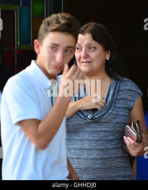 Miami, FL, USA. 28. Sep, 2016. Miami Marlins Fans zahlen ihren Respekt zu Miami Marlins Krug Jose Fernandez (#16) während der public-Viewing am St. Brendan katholische Kirche am 28. September 2016 in Miami, Florida. Herr Fernandez war an einem Wochenende getötet Boot Absturz in Miami Beach zusammen mit zwei Freunden. Bildnachweis: Mpi10/Medien Punch/Alamy Live-Nachrichten Stockfoto