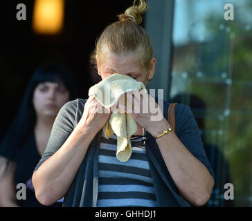 Miami, FL, USA. 28. Sep, 2016. Miami Marlins Fans zahlen ihren Respekt zu Miami Marlins Krug Jose Fernandez (#16) während der public-Viewing am St. Brendan katholische Kirche am 28. September 2016 in Miami, Florida. Herr Fernandez war an einem Wochenende getötet Boot Absturz in Miami Beach zusammen mit zwei Freunden. Bildnachweis: Mpi10/Medien Punch/Alamy Live-Nachrichten Stockfoto