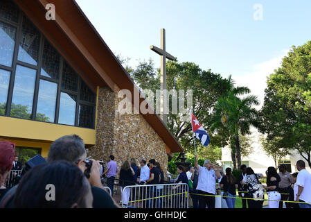 Miami, FL, USA. 28. Sep, 2016. Miami Marlins Fans zahlen ihren Respekt zu Miami Marlins Krug Jose Fernandez (#16) während der public-Viewing am St. Brendan katholische Kirche am 28. September 2016 in Miami, Florida. Herr Fernandez war an einem Wochenende getötet Boot Absturz in Miami Beach zusammen mit zwei Freunden. Bildnachweis: Mpi10/Medien Punch/Alamy Live-Nachrichten Stockfoto