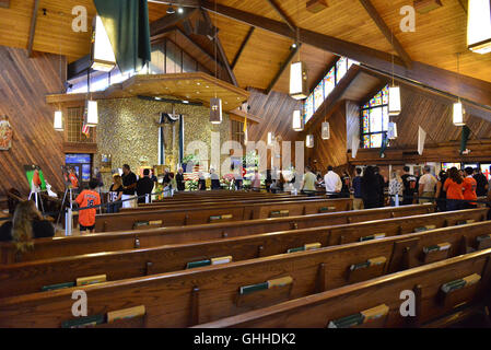 Miami, FL, USA. 28. Sep, 2016. Miami Marlins Fans zahlen ihren Respekt zu Miami Marlins Krug Jose Fernandez (#16) während der public-Viewing am St. Brendan katholische Kirche am 28. September 2016 in Miami, Florida. Herr Fernandez war an einem Wochenende getötet Boot Absturz in Miami Beach zusammen mit zwei Freunden. Bildnachweis: Mpi10/Medien Punch/Alamy Live-Nachrichten Stockfoto