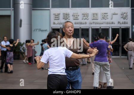 Los Angeles, Kalifornien, USA. 4. September 2016. Man tanzt vor Brillanz Shimao International Plaza entlang der Nanjing Road Fußgängerzone am 5. September 2016, in Shanghai, China. Nanjing Road ist die Haupteinkaufsstraße von Shanghai, China, und ist eine der belebtesten Einkaufsstraßen der Welt. Die Straße ist benannt nach der Stadt Nanjing, Hauptstadt der Jiangsu Provinz benachbarten Shanghai. Heutigen Nanjing Road umfasst zwei Abschnitte, Nanjing Road East und Nanjing Road West. In einigen Kontexten bezieht sich '' Nanjing Road'' nur, was vor 1945 Nanjing Road, der heutigen Nanjing Road Eas war Stockfoto