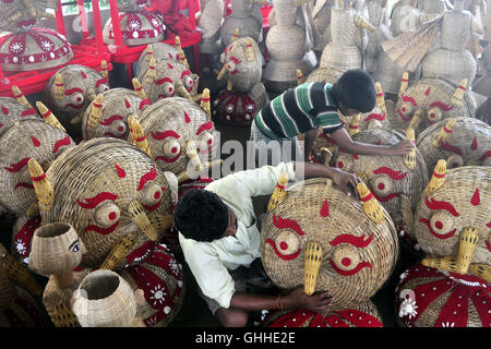 Agartala, indischen Bundesstaat Tripura. 28. Sep, 2016. Handwerker machen Bambus Elemente im (Haus Gottes) schmücken vor Durga Puja Festival in Agartala, nordöstlichen indischen Bundesstaat Tripura, 28. September 2016. Durga Puja ist ein jährliches hinduistische Festival der hinduistischen Göttin Durga anzubeten. © Stringer/Xinhua/Alamy Live-Nachrichten Stockfoto