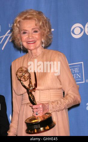 Datei. 28. Sep, 2016. AGNES NIXON (10. Dezember 1922 - 28. September 2016) war eine US-amerikanische Schauspielerin, Schriftsteller und Produzent. Sie ist bekannt als der Schöpfer der Seifenopern "All My Children" und "One Life to Live" ist gestorben. Sie war 93. Nixon starb aufgrund von Komplikationen nach der Parkinson-Krankheit und einen Schlaganfall. Im Bild: 27. Juni 2010 - Agnes Nixon.37th Annual Daytime Emmy Awards - drücken Room.Las Las Vegas Hilton, Las Vegas, Nevada (Kredit-Bild: © Ed Geller/Globe Photos/ZUMApress.com) Stockfoto