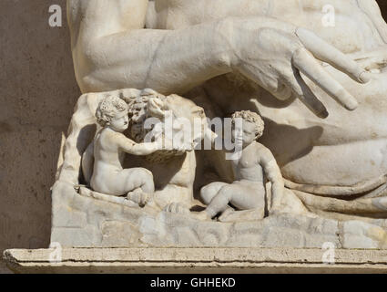 Die legendäre kapitolinischen Wölfin mit Zwillinge Romulus und Remus, geschützt durch Tiber Flussgott Arm. Eine antike römische Skulptur in Stockfoto