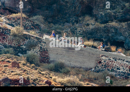 Touristen auf Eseln Santorini Caldera Griechenland Stockfoto