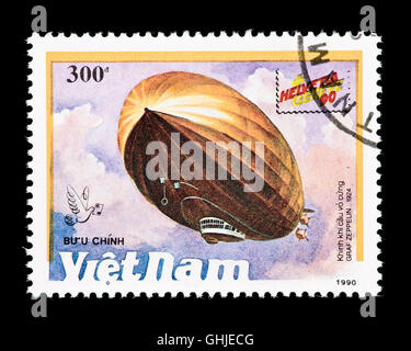 Briefmarke aus Vietnam, die Darstellung der Graf Zeppelin im Flug. Stockfoto