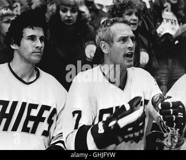 SCHLAPPSCHUSS / (Slap Shot) USA 1977 / George Roy Hill SCHLAPPSCHUSS - Sportkomödie Mit Paul Newman als Spielertrainer Eines Amerikanischen Eishockey-Teams aus der Provinz, Das Eine Unglaubliche Erfolgsserie Beginnt, als es Hockey als krassen "Körperbetontes" Spiel Interpretiert... Bild: Ned Braden (MICHAEL ONTKEAN), Reggie Dunlop (PAUL NEWMAN)-Regie: George Roy Hill aka. Slap Shot Stockfoto