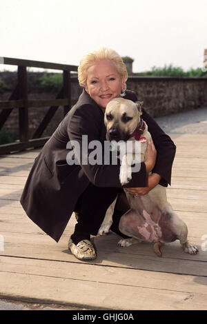 Sterben Sie Harfenspieler Und Schauspielerin ANGELIKA MILSTER Mit Dachmarke Hund... Stockfoto