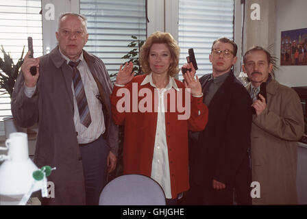 Adelheid Und Ihre Männer Ermitteln Im Fall des Verstorbenen Rollstuhlfahrers Mannstein, Jugendbuchautorin Rollstuhl riment Verrückt Spielte Und Ihn Geradewegs in seit Pool Versenkte. Strobel (HEINZ BAUMANN), Adelheid (EVELYN HAMANN), Pohl (DIETER BRANDECKER) Und Schubert (TILO PRÜCKNER). Regie: Claus Michael Rohne aka. Wunder der Technik Stockfoto