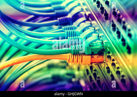 Netzwerk-Panel, Schalter und Kabel im Data center Stockfoto
