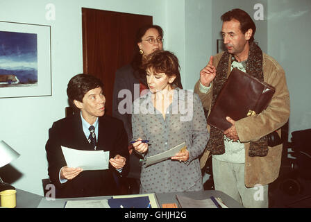 Charlotte Meyer (EVELYN HAMANN) Schlüpt in Die Rolle Eines Mannes, ähm ja Deb Beweis Anzutreten, Daß Acuh Eine Frau Die Leitung Einer Bank Übernehmen Kann. Szene Mit der Kassiererin (MARION BRECKWOLDT), Gottfried Stein (DIETRICH SIEGL) Und Frau Schmitt(ULLI PHILIPP). Regie: Claus-Michael RÜhne aka. Ein Special Für Evelyn Hamann Stockfoto