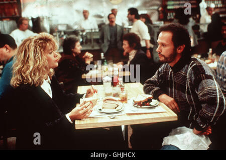 HARRY UND SALLY bei Harry met Sally USA 1989 - Rob Reiner Sallys (MEG RYAN) Gespielter Orgasmus, füttere Sie Einen Burger Isst, Ging in Die Filmgeschichte Ein Harry (BILLY CRISTAL) Dachte, Dass äh sterben Frauen Harfner. Nonne ist er Beeindruckt. Regie: Rob Reiner aka. Wenn Harry met Sally Stockfoto