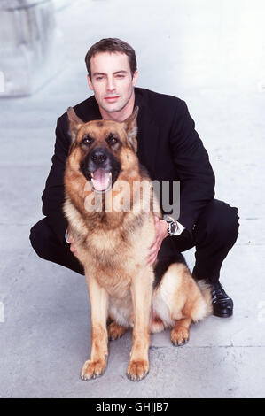 Eine Ungewöhnliche Zeitungsmeldung Erregt sterben Aufmerksamkeit von Kommissar Brandtner Sosehr, Daß er Zu Recherchieren Beginnt. Foto: GEDEON BURKHARD Und REX aka. Rex Rächt sich Stockfoto