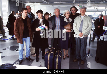 Szene Vor der Abreise: Mit JAN JOSEF LIEFERS, KLAUS GUTH, IRIS BERBEN, ERIKA SKROTZKI, TRAUGOTT BUHRE, ROSEMARIE FENDEL, OLIVER STERN, PETER ROGGISCH aka. Jerusalem Oder Die Reise in Den Tod Stockfoto