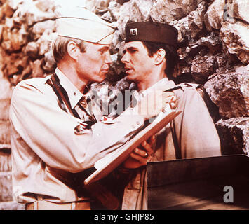 Ein Pomberpilot Niederschlag 1944 Auf Einem Amerikanischen Luftwaffenstützpunkt Im Mittelmeerraum Den Irrsinn des Krieges. Szene Mit Milo (JON VIOGHT) Und Kaplan Tappmann (ANTHONY PERKINS). Regie: Mike Nichols aka. Catch 22 Stockfoto