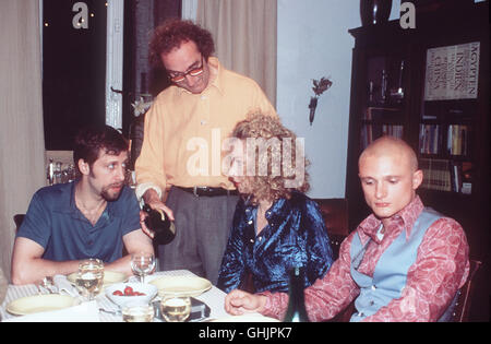 Trotz großer Unterschiede Sind Lenny Und Julia Ein Paar. Julia Studiert Jura, Lenny ist Lebenskünstler. So ist sterben begreifbar Vorprogrammiert. Beide Sehen Sich Nach Anderen Partnern äh, Oscar Können Sie Nicht Voneinander Lassen... OLIVER KORITTKE - Lenny Künkel FRITZ PETER SCHMIDLE - Oskar Künkel KATJA STUDT - Julia FLORIAN LUKAS - Harri Regie: Anna Justice Stockfoto