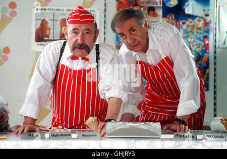 Wille (HEINZ SCHUBERT, l.) Und Paul (HARALD JUHNKE) Betätigen Sich als Eisverkäufer... aka. Heisses Eis Stockfoto