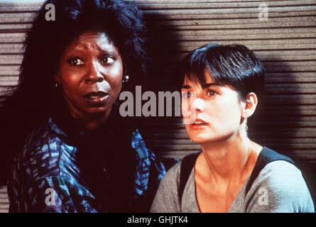 Mit Hilfe des Medien Oda Mae Brown (WHOOPI GOLDBERG, l.) hat Molly (DEMI MOORE) Kontakt Zu Dachmarke Verstorbenen Freund Sam Aufgenommen. Regie: Jerry Zucker aka. Gespenst Stockfoto