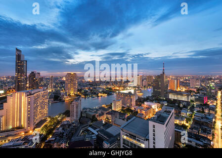 Skyline von Bangkok und den Chao Phraya River in der Dämmerung Stockfoto