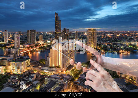 Doppelbelichtung von weiblicher Hand halten und touch Screen Smartphone, Tablet, Handy über Stadt Nacht hellen Hintergrund. Stockfoto