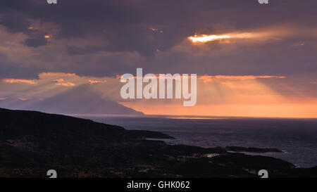 Göttliches Licht, stürmischen Himmel und Sonnenaufgang in einer Landschaft rund um den Heiligen Berg Athos Stockfoto