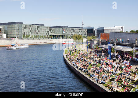 Spree mit Menschen entspannen Sie sich auf Liegestühlen im Capital Beach Bar, Berlin, Deutschland Stockfoto