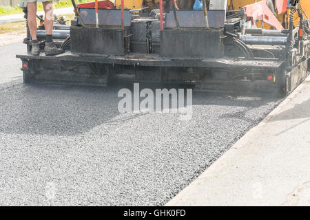 Asphalt Fertiger Verlegung auf Asphalt hautnah. Stockfoto