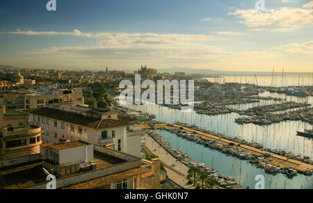 Blick auf Palma De Mallorca, Blick auf Marina Hafen bei Sonnenuntergang mit Kathedrale in Abstand. Stockfoto